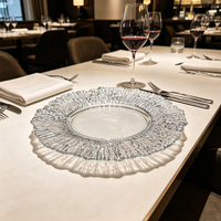 Assiette de présentation de luxe 33 cm en verre texturé effet glace, bord doré, irrégulière et festonnée, écologique, pour hôtels