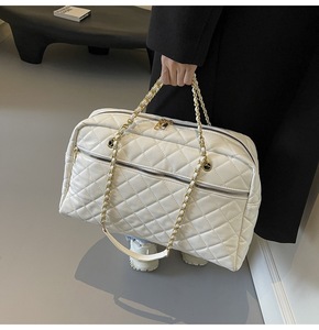 Sac fourre-tout de voyage pour femmes Sac de week-end en cuir Grand sac fourre-tout Mignon sac de sport en cuir matelassé avec sangle Chian - Product Image 5