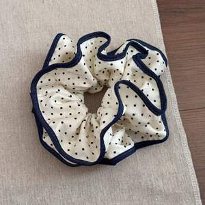 ยางรัดผมลายจุดสไตล์เกาหลี ผ้าพลีทเนื้อนุ่มสำหรับผู้หญิง ยางรัดผมคุณภาพสูง - Product Image 4