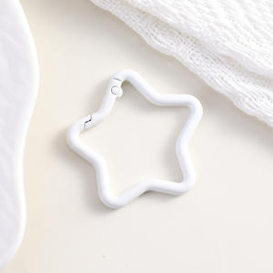 Porte-clés moderne et élégant en forme d'étoile, en métal poli, pour accessoires contemporains et style urbain - Product Image 3