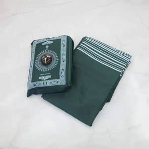 Tapis de prière de voyage en polyester imperméable avec boussole directionnelle Qibla, pliable en sac de prière quotidien pour la maison et le Moyen-Orient - Product Image 1
