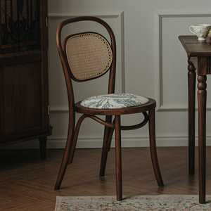 Chaise de salle à manger en bois massif, design vintage avec dossier en rotin, pour usage domestique - Product Image 2