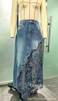 Jupe longue moulante en jean délavé avec patchwork de dentelle, style tempérament féminin, collection populaire 2026