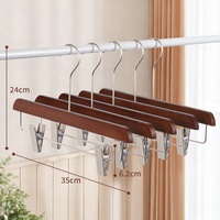 Cintres en bois vintage colorés avec pinces pour vêtements, gain de place pour pantalons, jeans, jupes, chaussettes dans la cuisine et la garde-robe