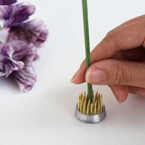 Wazakura P7 Kenzan Grande para Ikebana, Soporte Floral Cuadrado de Latón y Plástico, Kenzan Redondo de 23mm y 24mm - Product Image 3