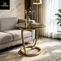 Table d'appoint de luxe en métal en forme de serpent avec plateau rond en verre fumé, table d'appoint décorative, mobilier de salon et de villa