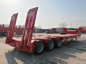 Remolque de plataforma baja de 80 toneladas de alta resistencia con rampas hidráulicas plegables para el transporte de maquinaria de construcción - Product Image 1