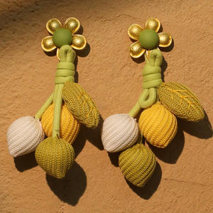 Fabricants Vente en gros Nouveau tissu tissé à la main Style pastoral Couleur contrastée Boucles d'oreilles fleur Boucles d'oreilles d'été - Product Image 5