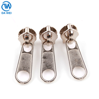 Dawei dernière conception accessoires de vêtements personnalisé en alliage de zinc fermeture éclair curseur en alliage de zinc fermeture éclair non verrouillable longue plaque tête curseur