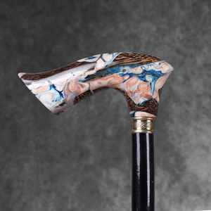 Elegante bastón de madera con detalles artesanales en resina para una apariencia elegante y una estabilidad confiable. - Product Image 5