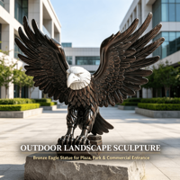 Grande statue d'aigle chauve en bronze coulé, sculpture d'aigle en fibre de verre avec ailes écartées pour place publique, immeuble d'entreprise, aménagement paysager de jardin
