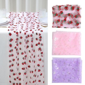 <span class=keywords><strong>Chemin</strong></span> <span class=keywords><strong>de</strong></span> <span class=keywords><strong>table</strong></span> moderne imprimé personnalisé en maille dorée, décoration d'ambiance pour fêtes et événements, motif papillon et fraise, pour restaurant - Product Image 1