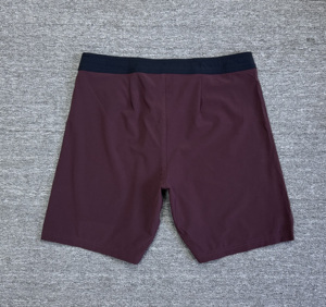 Shorts de sport pour homme à séchage rapide, gris uni, taille élastique, mi-longs, en nylon et élasthanne tricoté - Product Image 4