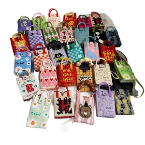 กระเป๋าถือถักไหมพรมขนาดเล็กแบบ OEM ODM พร้อมโลโก้สั่งทำ กระเป๋าสะพายข้างกันน้ำสำหรับผู้หญิง ใส่โทรศัพท์ได้ เหมาะสำหรับเด็กผู้หญิงและเด็กเล็ก ลายการ์ตูน - Product Image 5