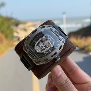 Reloj mecánico de moda para hombre con correa de silicona brillante de estilo empresarial, resistente al agua, con esfera digital y cierre oculto. - Product Image 1