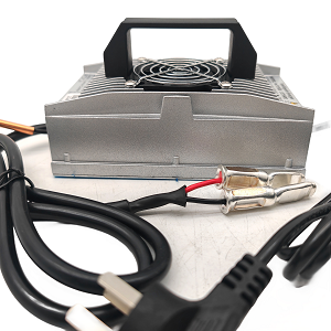 Cargador de Batería de Plomo-Ácido LiFePO4 de 72V 15A con Carga Rápida y Protección Contra Sobrecarga para Scooter Eléctrico y Bicicleta Eléctrica - Product Image 5