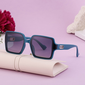 Gafas de Sol Personalizadas para Mujer, Montura Cuadrada, Lentes Negras de PC, Protección UV400, Estilo Instagram, Origen Taizhou LT-6043 - Product Image 2