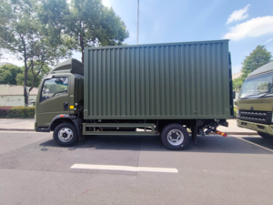 Camion utilitaire Howo à conduite à droite, 5 tonnes, caisse fermée, personnalisable avec hayon hydraulique relevable, camion de livraison de bananes - Product Image 5