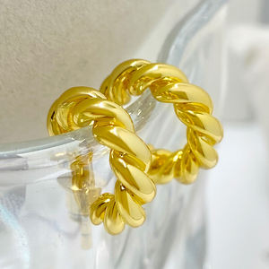 Listos para Enviar: Pendientes de Aro CC de Cuerda Trenzada Chapados en Oro, Impresionantes y Modernos, para Mujer - Product Image 1