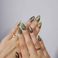 Ongles à presser en acrylique vert foncé, forme amande, effet œil-de-chat, avec décorations étoiles et détails dorés, style forêt vintage, strass brossés, élégants