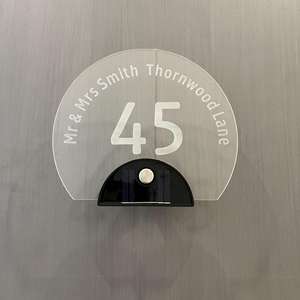 Plaque de Numéro de Maison Extérieur Personnalisée en Gros, Panneau Solaire LED Moderne pour Adresse Extérieure, Nom de Famille, Numéro, Logo Imprimé - Product Image 1