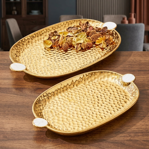 Plateau de service ovale doré avec poignée, finition métallique polie, motif uni, usage résidentiel - Product Image 2