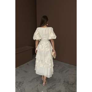 เดรสชีฟองทรงเอไลน์สีเบจสุดหรู แขนทรงบอลลูน พิมพ์ลายดอกไม้ ผ้าซีทรูหลายชั้น ชุดราตรี คอเหลี่ยม เอวทรงธรรมชาติ - Product Image 1