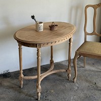 Table d'appoint ovale vintage en bois massif, table basse sculptée de style mid-century, table à thé vieillie pour la vente en gros de meubles de studio et d'hébergement touristique
