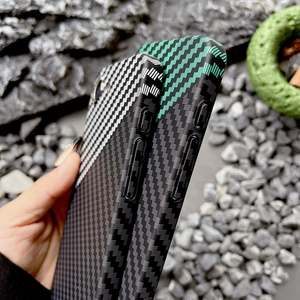 <span class=keywords><strong>Custodia</strong></span> per <span class=keywords><strong>iPhone</strong></span> 17e / 16e / <span class=keywords><strong>SE</strong></span> Ultra Sottile di Lusso con Texture in Fibra di Carbonio, Cover Rigida in PC con Protezione Lente - Product Image 4