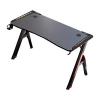 Bureau de jeu ergonomique AOR ESPORTS H, style racing, avec structure métallique moderne, surface en bois, éclairage RGB et texture fibre de carbone
