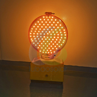 Feu de signalisation LED portable Lubaosolar LB-5102 à piles avec boîtier en PP/PC, 3 modes d'éclairage et poignée pour la circulation routière