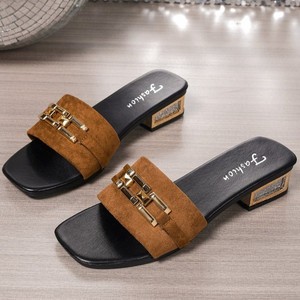 Sandalias de tacón bajo con cadena y punta cuadrada, estilo transfronterizo, novedad de verano 2025, tallas grandes, tacón grueso, venta al por mayor - Product Image 1
