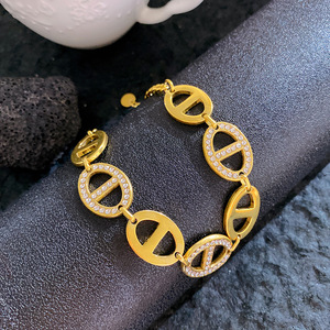 Pulsera de circonita con diseño de nariz de cerdo para mujer, brazalete de acero inoxidable chapado en oro real de 18 quilates con pavé de un solo lado, sencilla, a la moda y que no se deslustra - Product Image 5