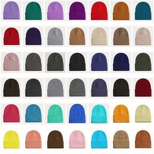 Bonnet en acrylique tricoté unisexe pour adultes, collection Automne-Hiver 2025, décontracté, chaud, anti-froid, avec logo brodé personnalisé - Product Image 1