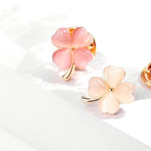 カスタムミニクローバーブローチピンマグネットボタン結婚式婚約子供用高級女性用ラペルピンバッジ - Product Image 1