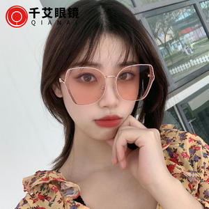 แว่นกันแดดทรงใหญ่สำหรับผู้หญิง Qianai ดีไซน์กรอบโปร่งทรงไม่สมมาตร กรอบสีทอง เลนส์ AC ป้องกันรังสียูวี 100% แฟชั่นกันแดด - Product Image 3