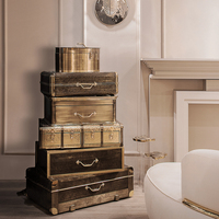 Coffret à bijoux de luxe vintage en forme de valise dorée pour bureau à domicile et hôtel, avec tiroirs personnalisables en laiton poli et systèmes de verrouillage sécurisés