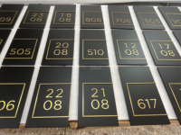 Número de Puerta de Acrílico de Lujo Pintado con Spray, con Marco de Metal Dorado Titanio Pulido, la Mejor Opción para Hoteles y Villas