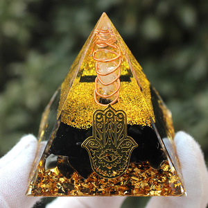 Adorno de Escritorio de Resina Epoxi con Pirámide de Cristal Kogiya, con Grabado de Mano de Hamsa, Decoración para el Hogar, Regalo - Product Image 1