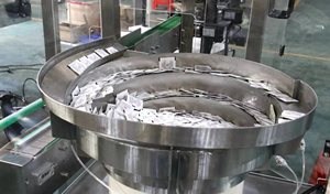 병 식품 생산 라인 용 핫 세일 자동 건조기 가방 탈산제 제습제 파우치 분배 삽입 공급 기계 - Product Image 5