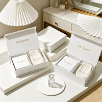 Boîte d'emballage de bijoux de luxe personnalisée, boîte cadeau rigide magnétique avec logo, pochette en velours et inserts pour collier et bracelet