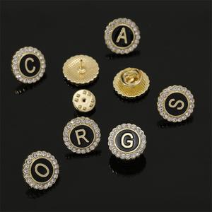 Broche de Aleación con Letra Inglesa del Alfabeto, Diseño de Diamante Redondo, Accesorio Creativo para Trajes de Negocios - Product Image 1