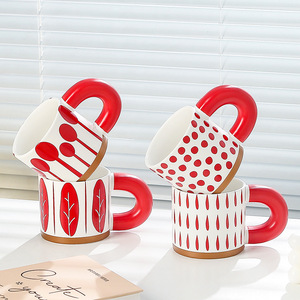 Nueva Taza de Cerámica Festiva Roja con Asa Gruesa, Diseño de Hojas, Apta para Microondas y Lavavajillas, Diseño Moderno para Parejas - Product Image 3