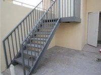 Escalier de villa extérieur à structure en acier robuste, cadre métallique préfabriqué, escalier mono-poutre pour bureau moderne