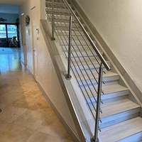 Barrière d'escalier intérieure robuste en acier inoxydable tubulaire carré DF – Conception de balustrade et poteau de garde-corps