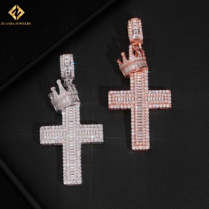 Elegante Colgante de Cruz de Moissanita con Corona, Chapado en Oro de 18K, Moissanita con Corte Baguette y Engaste de Canal, Amuleto Religioso Hiphop para Hombre - Product Image 2