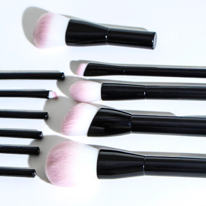 Nouvel ensemble de 11 pinceaux de maquillage professionnels à manche noir et poils synthétiques rose clair pour poudre libre, blush et fond de teint – Vente en gros - Product Image 2