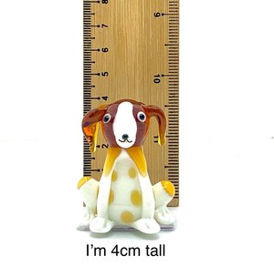 Figurine de chien en verre soufflé à la main, 3 cm de haut, taches blanches et jaunes, tête rouge, décoration animale - Product Image 2