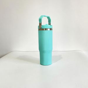 Bouteille d'eau isotherme mate de 30 oz avec logo personnalisé, en acier inoxydable à double paroi, avec poignée, couvercle et paille rabattable - Product Image 4