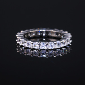 Anello a fascia intera dal design classico per donna - Product Image 1